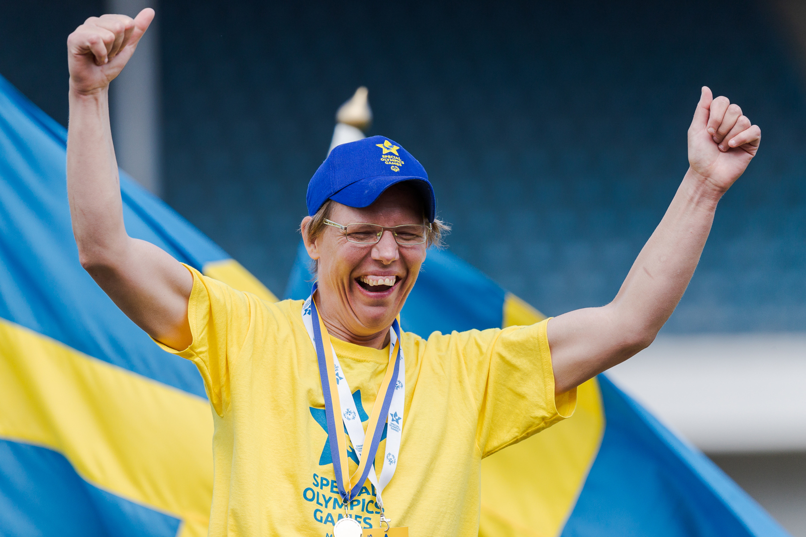 En glad idrottare med medalj runt halsen.