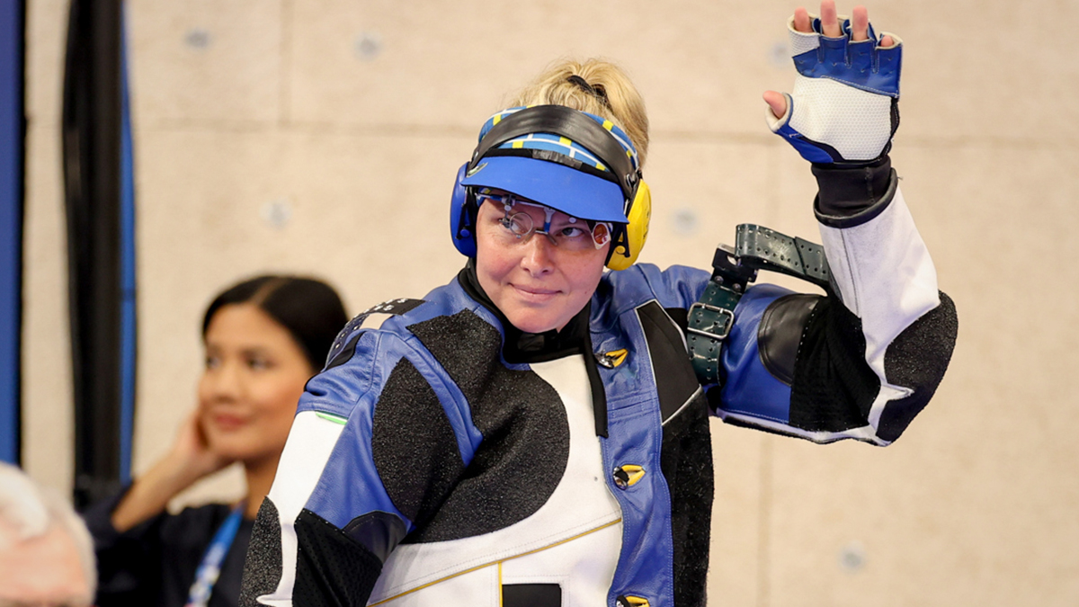 Anna Benson vinkar till publiken på Paralympics i Paris 2024.